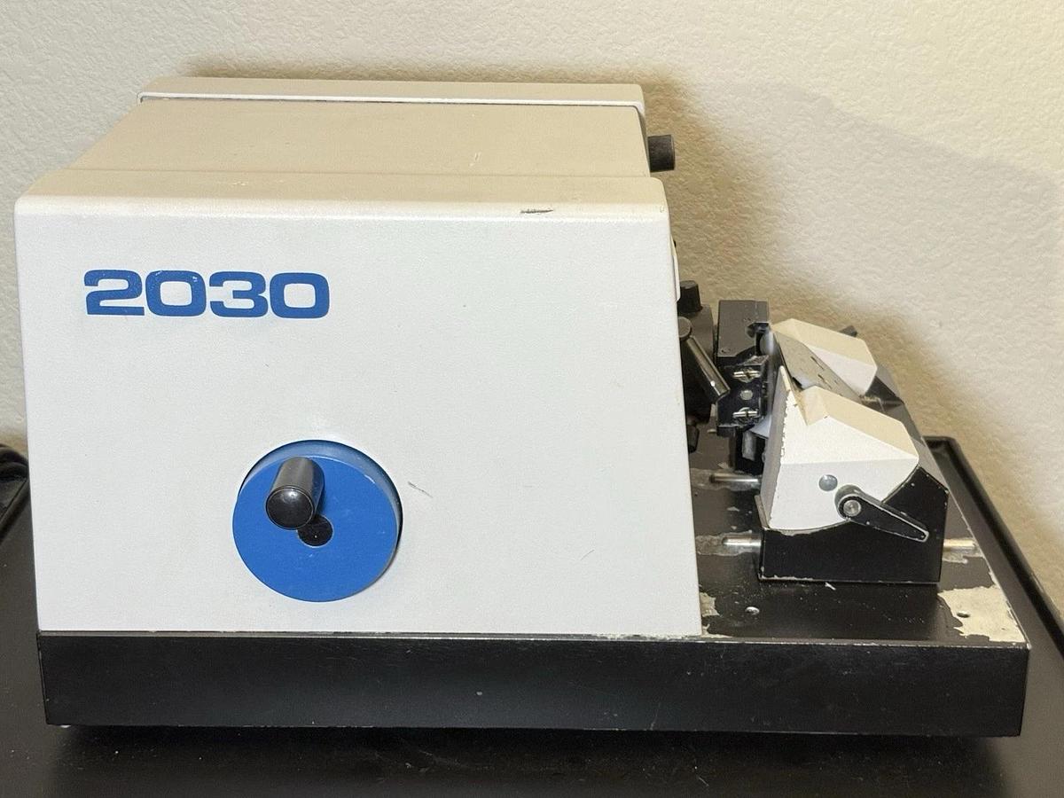 Used Reichert-Jung 2030 Rotary Microtome – Precision Laboratory Tissue Sectioning