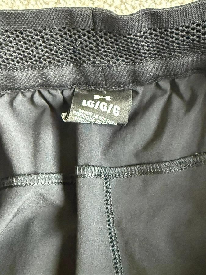 Used Men's Under Armour athletic shorts zip back pocket Size Large