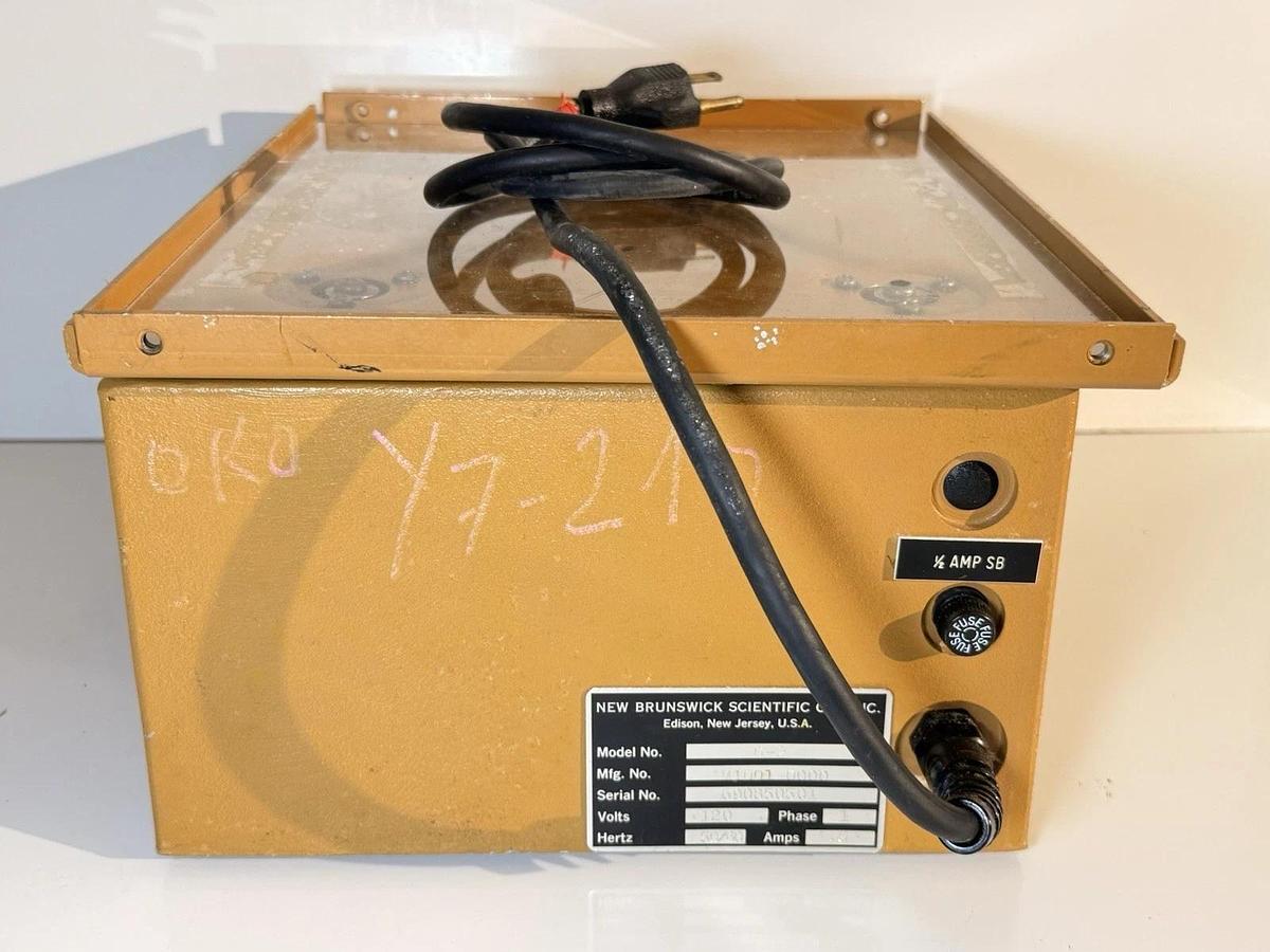 Used New Brunswick Scientific Laboratory Gyrotory Shaker Model: G2 (M1001-0000)