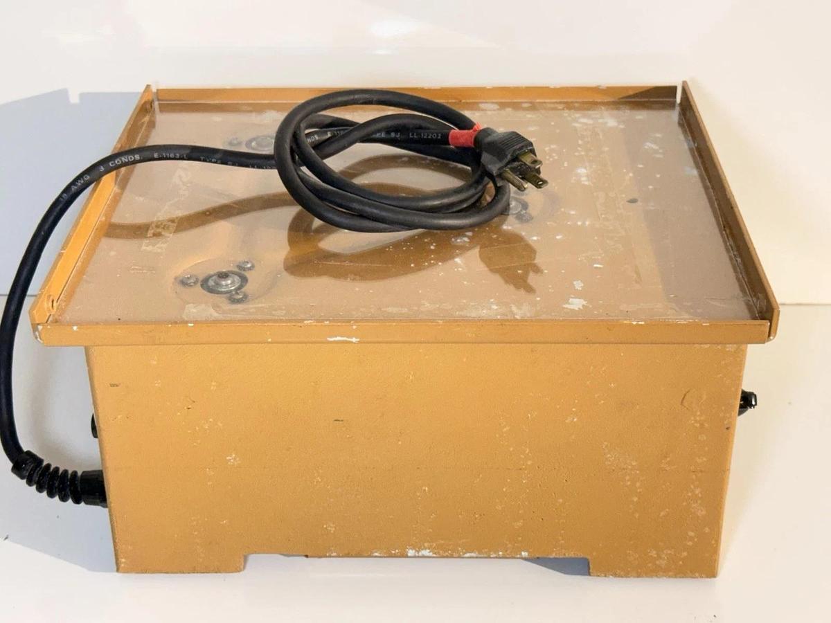 Used New Brunswick Scientific Laboratory Gyrotory Shaker Model: G2 (M1001-0000)