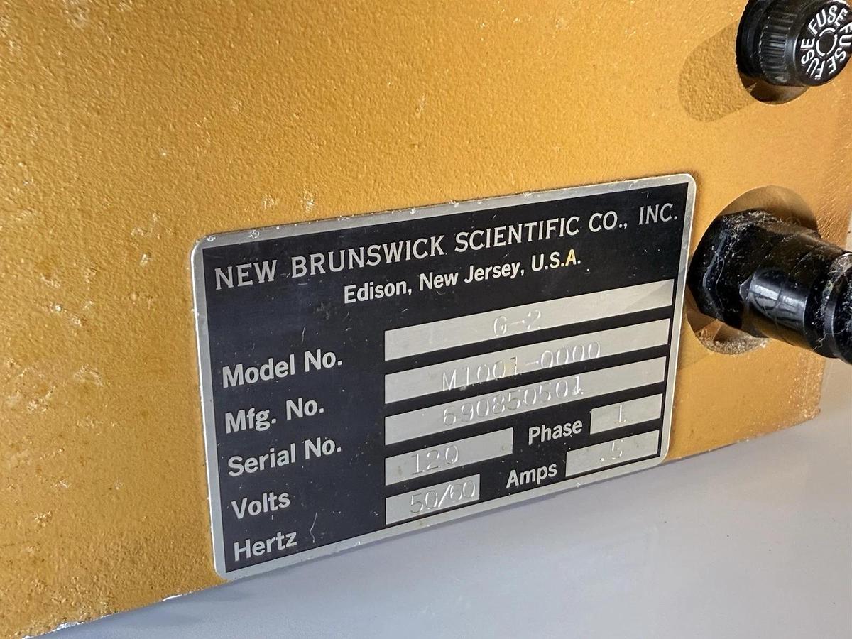 Used New Brunswick Scientific Laboratory Gyrotory Shaker Model: G2 (M1001-0000)