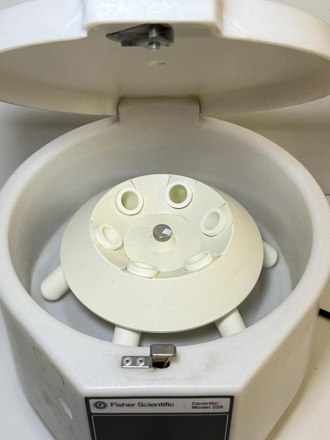 Used Fisher Scientific Centrific Centrifuge with Rotor 6 Test tubes - Model: 228