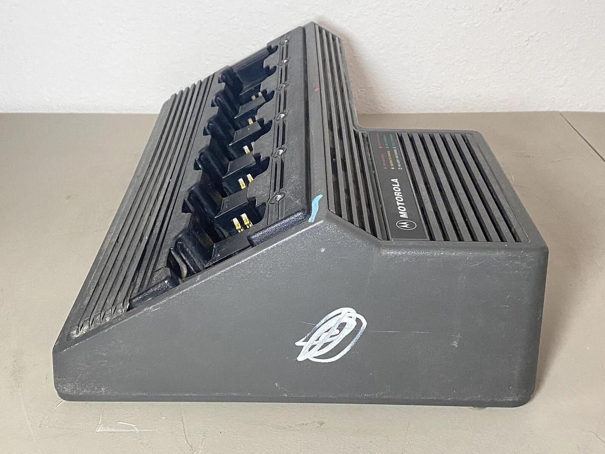Used Motorola HTN9005 6-Bank Charging Charger Station for HT750 HT1250 HT1550