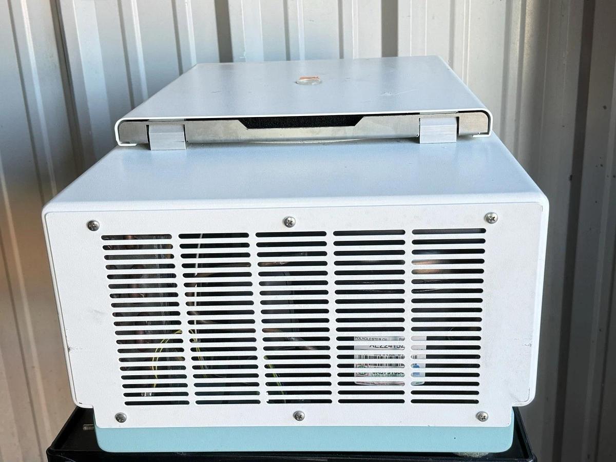 Used Hettich Zentrifugen Universal 32R Centrifuge 1610-01