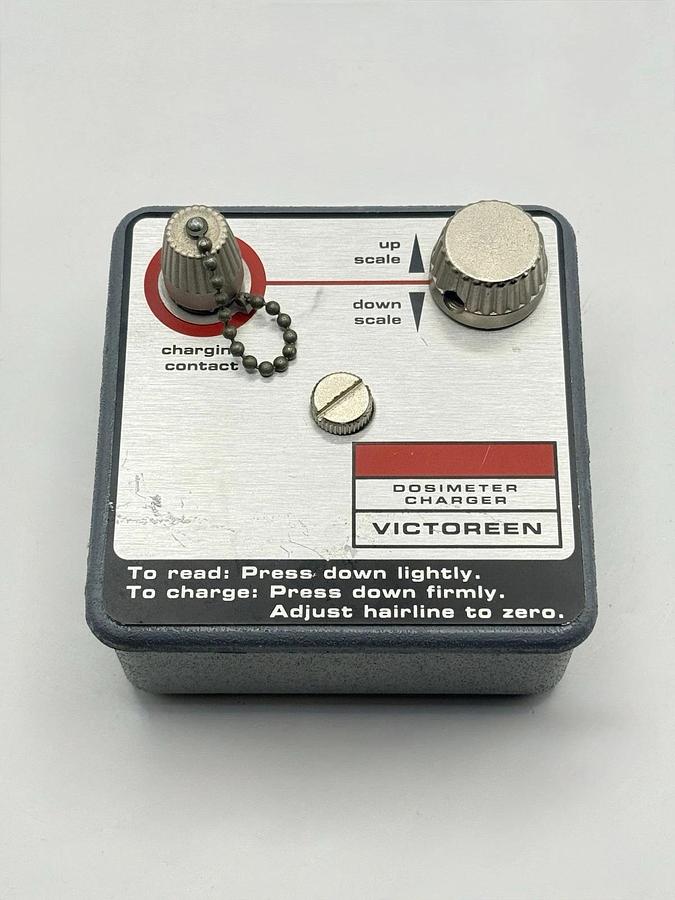 Used Victoreen 2000A Nuclear Research Dosimeter Charger