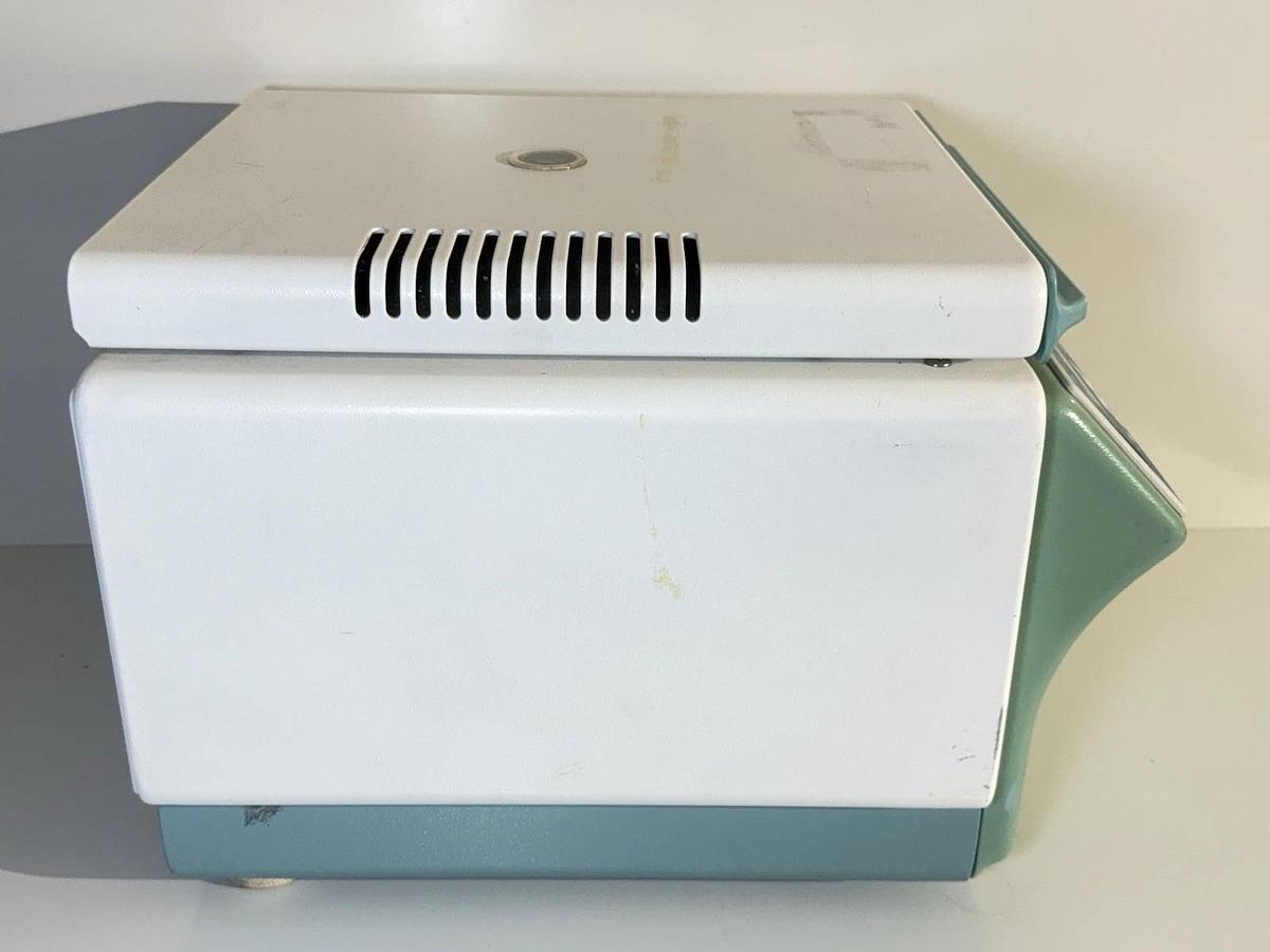 Used Hettich Zentrifugen MIKRO 22 Laboratory Benchtop Centrifuge 1105-01