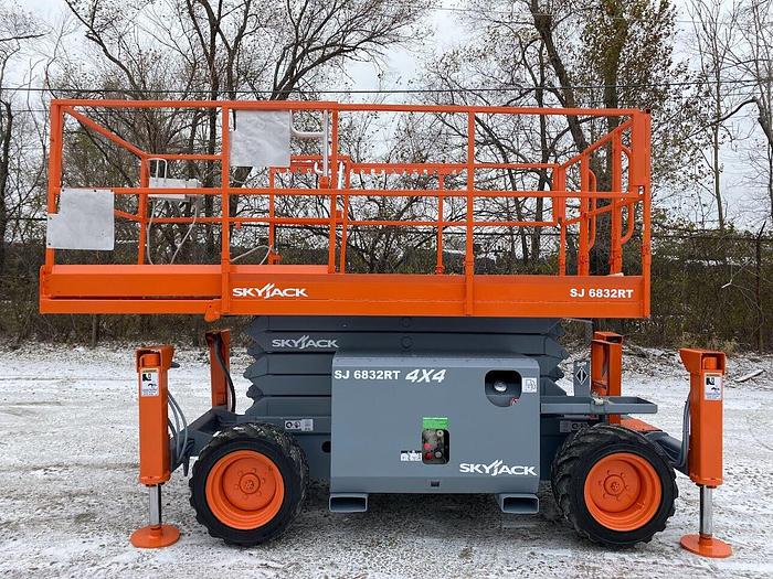 Used 2014 SKYJACK SJ6832RT