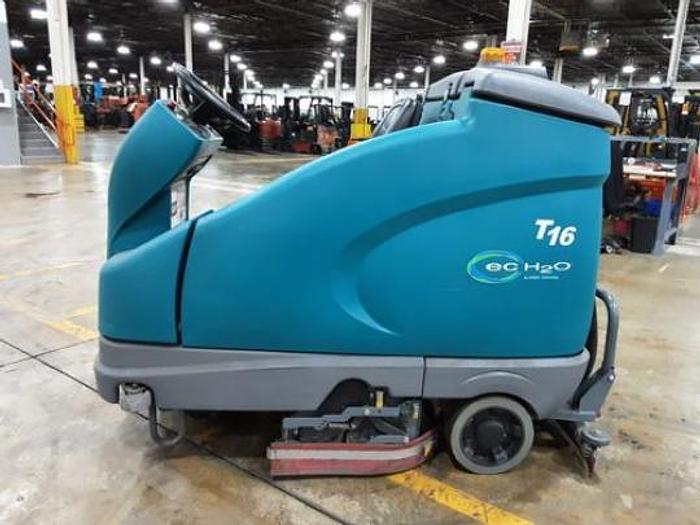 Used 2017 TENNANT T16 RIDER FLOOR SCRUBBER (BATTERY) (CYLINDRICAL)