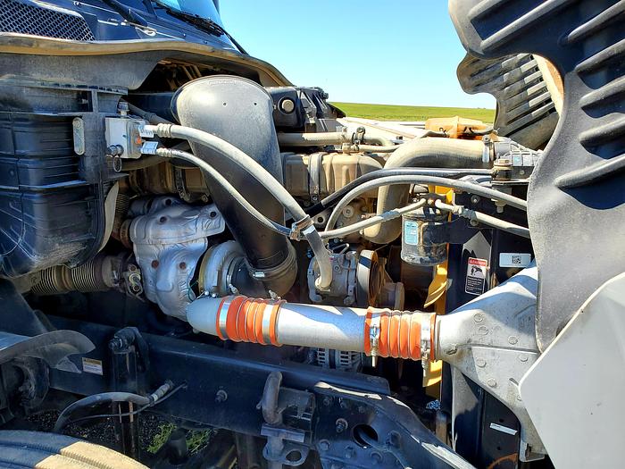 Used 2017 Freightliner Cascadia Truck w/ Sleeper