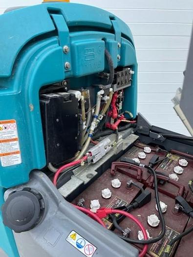 Used 2017 TENNANT T12 (XP) RIDER FLOOR SCRUBBER (BATTERY) (CYLINDRICAL)
