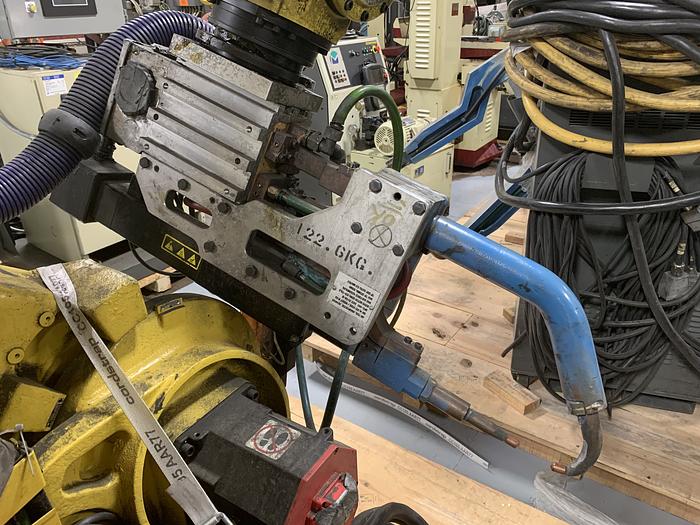 Used FANUC R2000iB/210F 210KG X 2655MM REACH 6 AXIS CNC ROBOT W/R30iA CONTROLS WITH ARO SERVO GUN