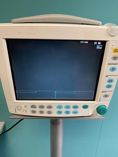 D'occasion GE F-FM-00 Patientenmonitor auf Trolley mit Zubehör, P1, P2, SPo2, T1, T2, NIBP, ECG