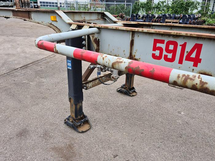 Used 1980 2 axle gooseneck container chassis  steel suspension drum brakes freuhauf