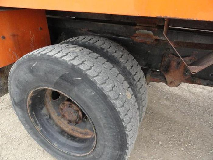 Used 2011 FREIGHTLINER BUSINESS CLASS M2 106