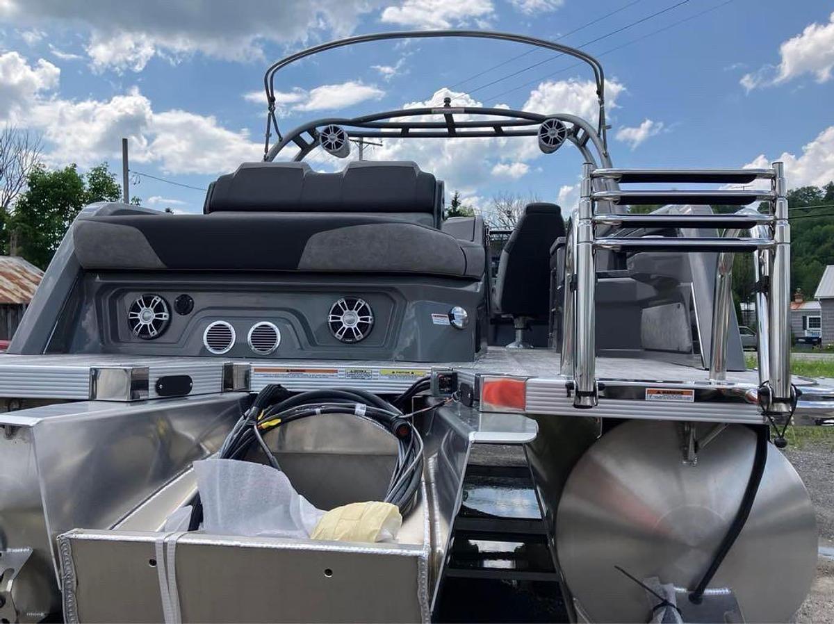 2023 Avalon Catalina VRB Windshield Tri-toon