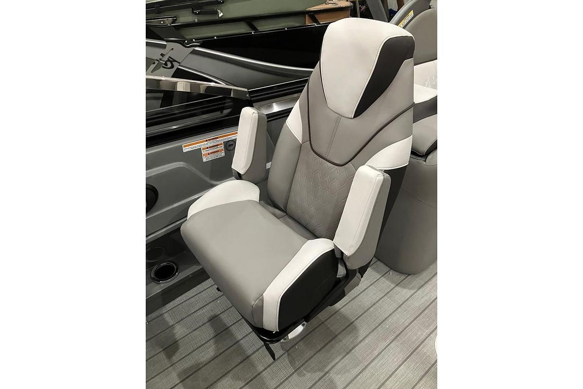 2023 Avalon Catalina Quad lounge Windshield Tri-Toon