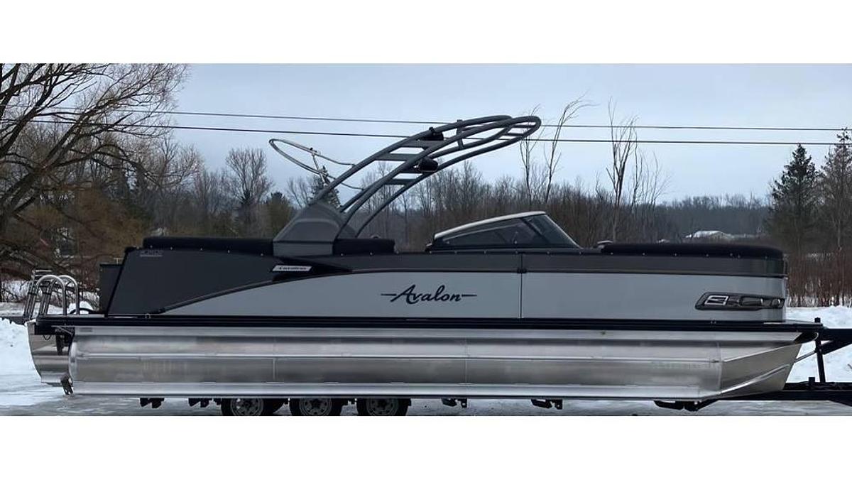 2023 Avalon Catalina Quad lounge Windshield Tri-Toon