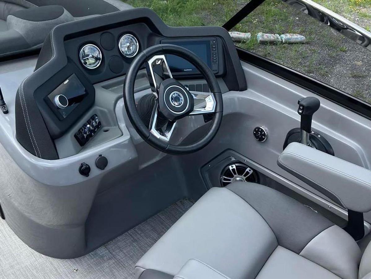 2023 Avalon Catalina VRB Windshield Tri-toon