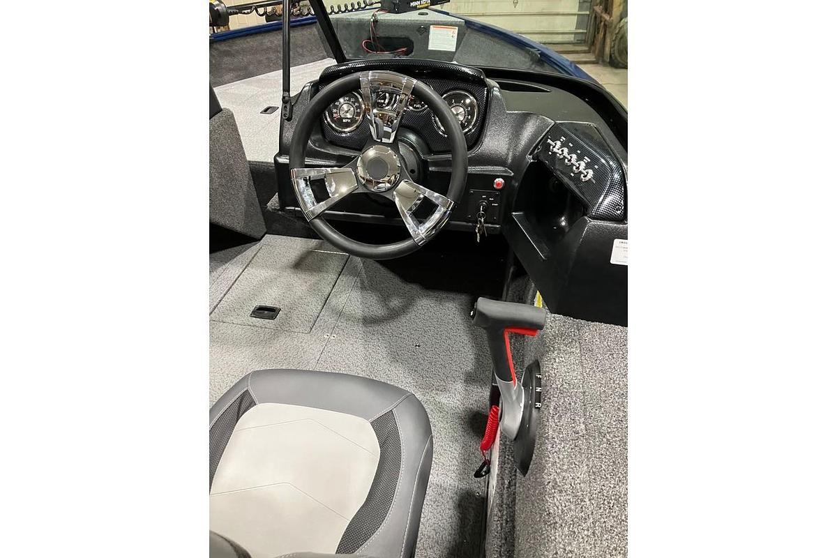 2025 Lowe Fishing Machine Walk Thru FM 1675 WT