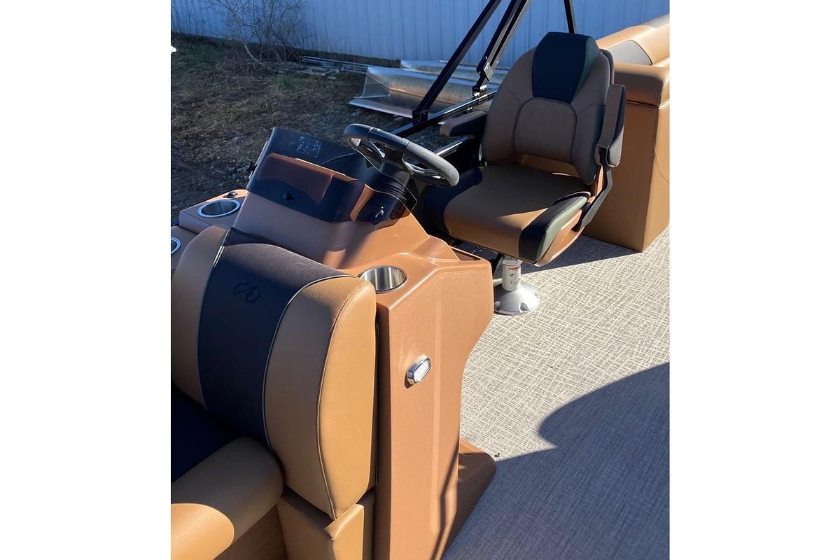 2024 Avalon Venture 85 Quad Lounger