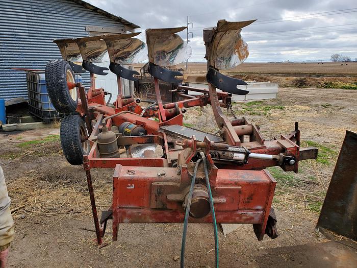 Used International 140 Plow w/ Hyd Reset - 5 Bottom