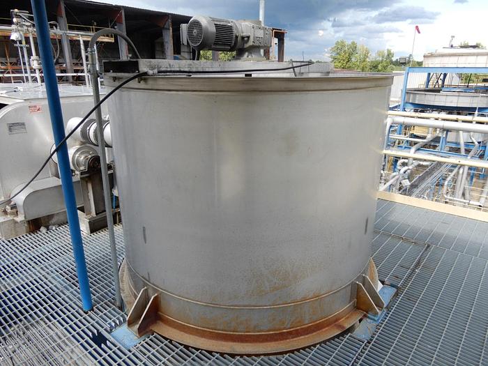 Used 2600 GALLON VERTICAL TANK 304 S/S CONE BOTTOM 5HP AGITATOR
