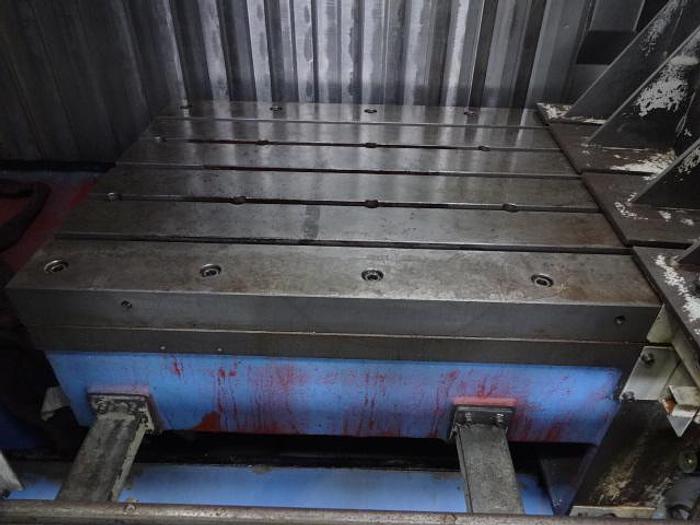 Utilisé 2003 MAZAK VTC 300 C-II centre d'usinage vertical