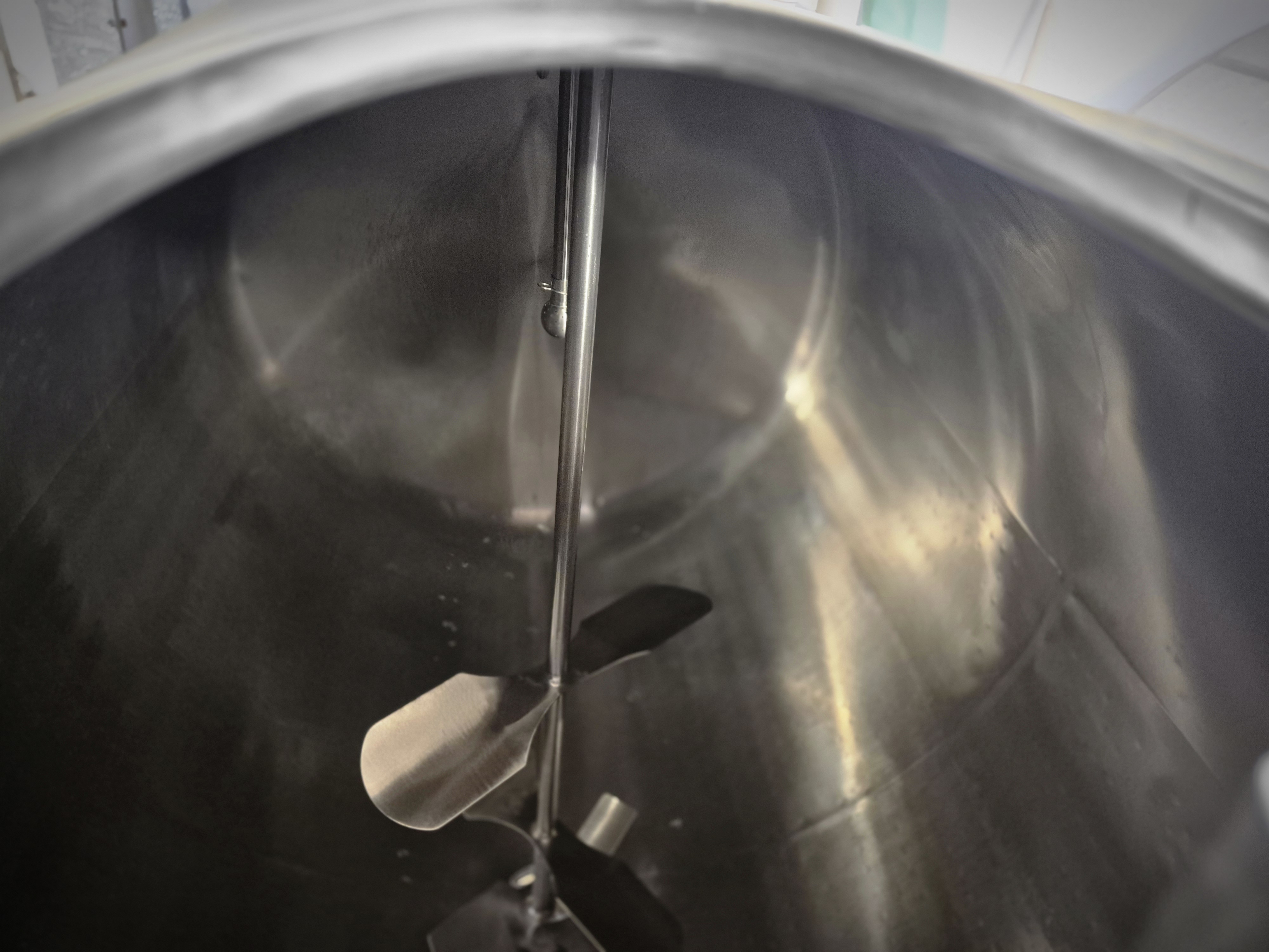 Used Zero 2,000 Litre Insulated Horizontal Tank with Agitator