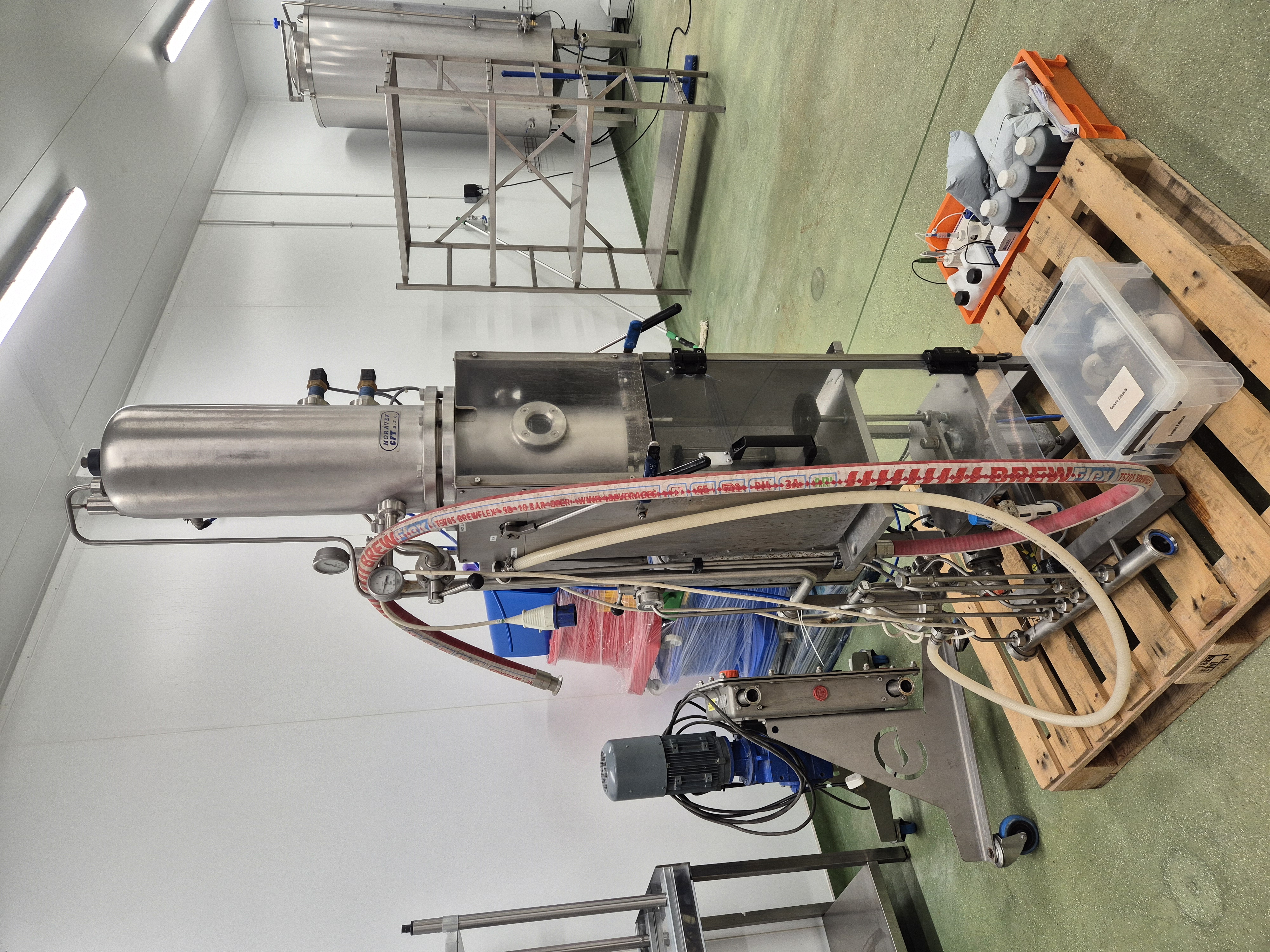 Used 2014 Moravek  CW250 Twin Head Carbonated Glass or P.E.T Bottle Filler Rated at 250 Bottles per Hour