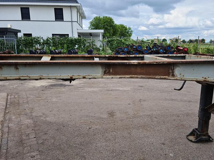 Used 1980 2 axle gooseneck container chassis  steel suspension drum brakes freuhauf