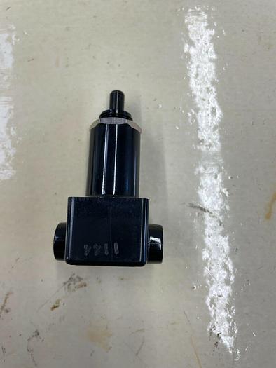 Used R-800 SERIES MINIATURE PRECISION PRESSURE REGULATOR