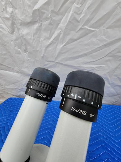 Used WILD HEERBRUGG MDG 17 MICROSCOPE WITH 2 EYEPIECES 10X21