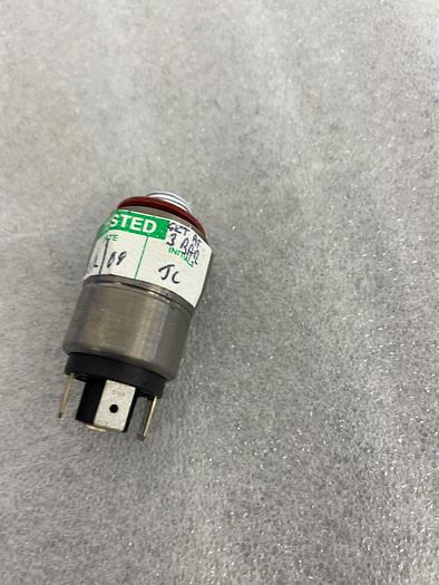 Used EDWARDS Y04210450 PRESS SWITCH SET TO 3BAR