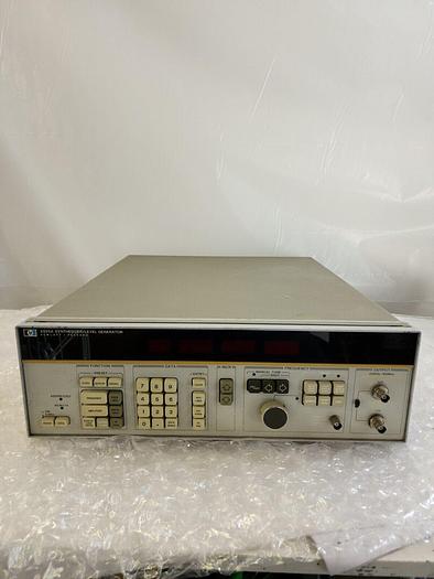Used HEWLETT PACKARD 3335A SYNTHESIZER LEVEL GENERATOR