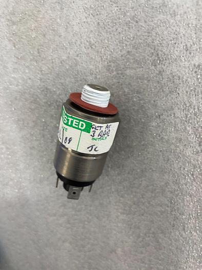 Used EDWARDS Y04210450 PRESS SWITCH SET TO 3BAR