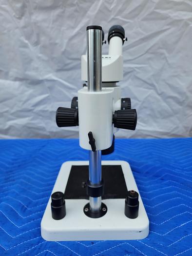 Used WILD HEERBRUGG MDG 17 MICROSCOPE WITH 2 EYEPIECES 10X21