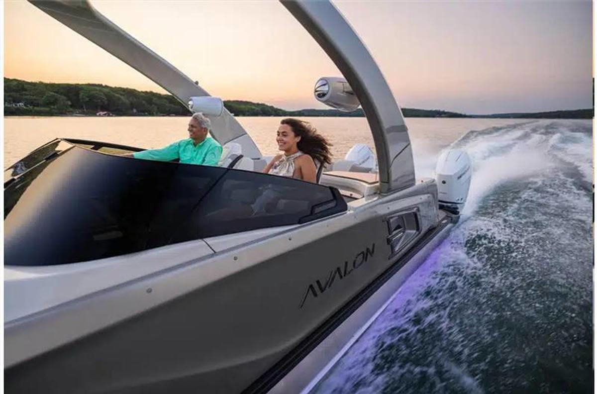 2024 Avalon Excalibur Versatile Rear Bench Windshield