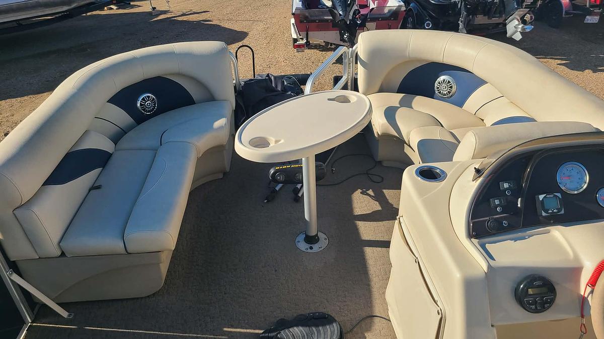 Used 2015 Sun Chaser Rear Fishing w/Mercury 150