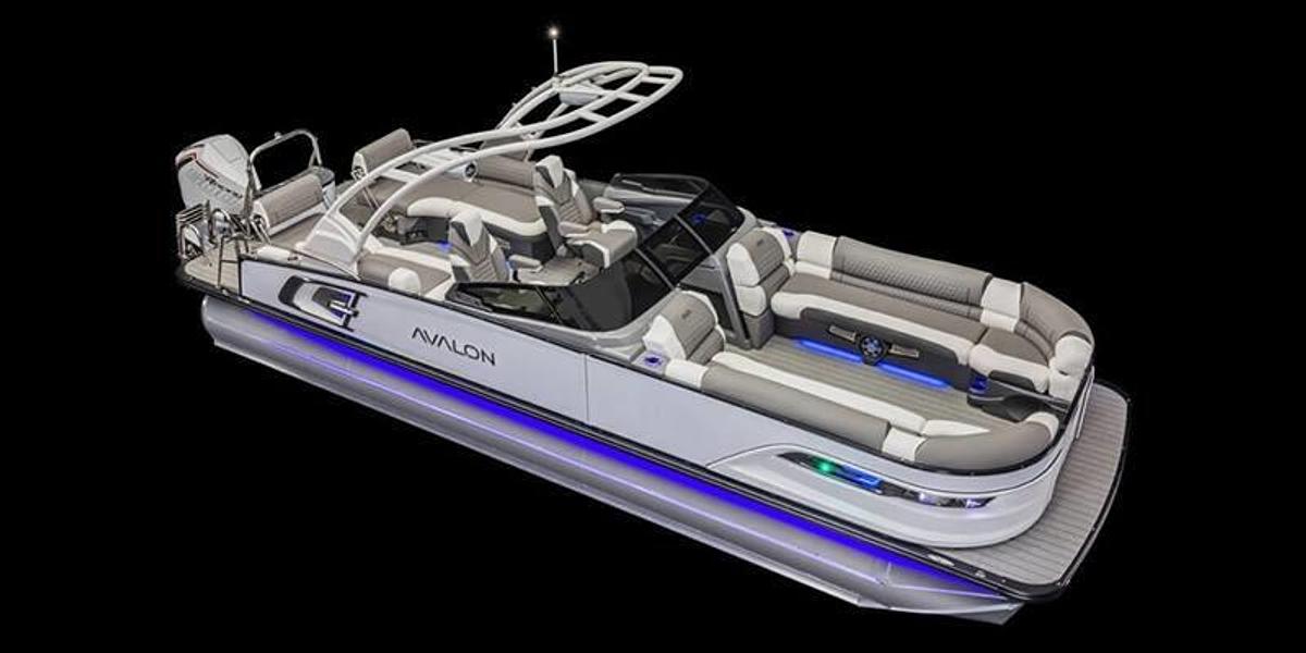 2024 Avalon Excalibur LTD - 25 FT Quad Lounge Windshield