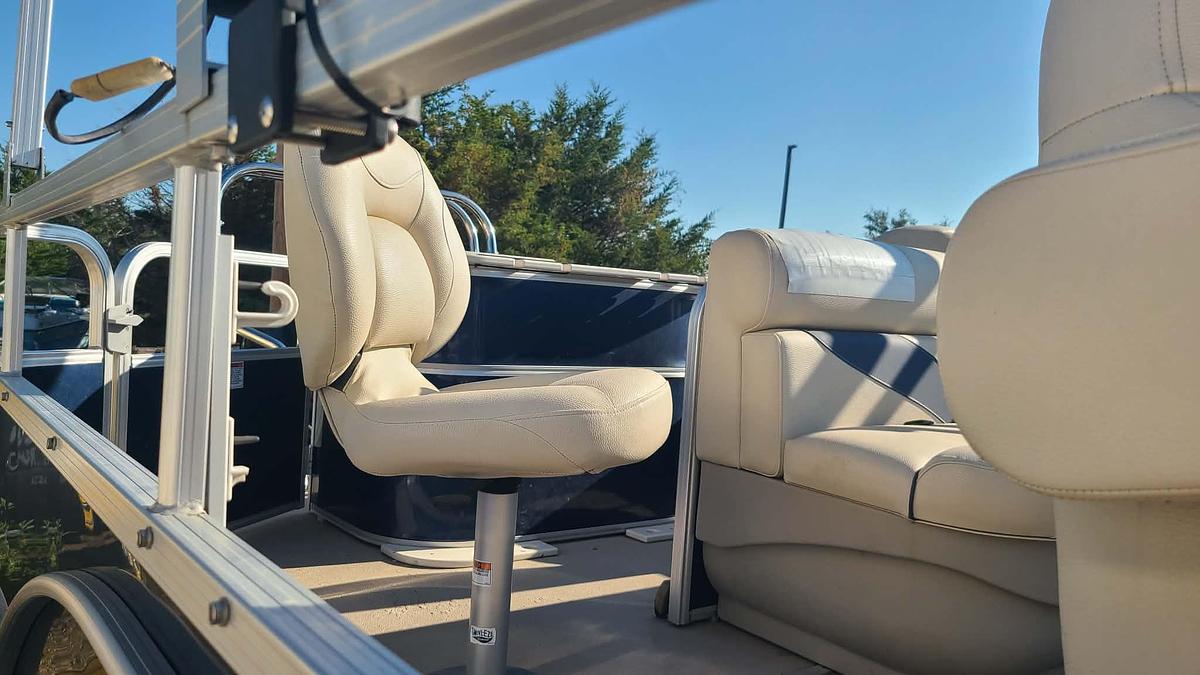 Used 2015 Sun Chaser w/Mercury 150