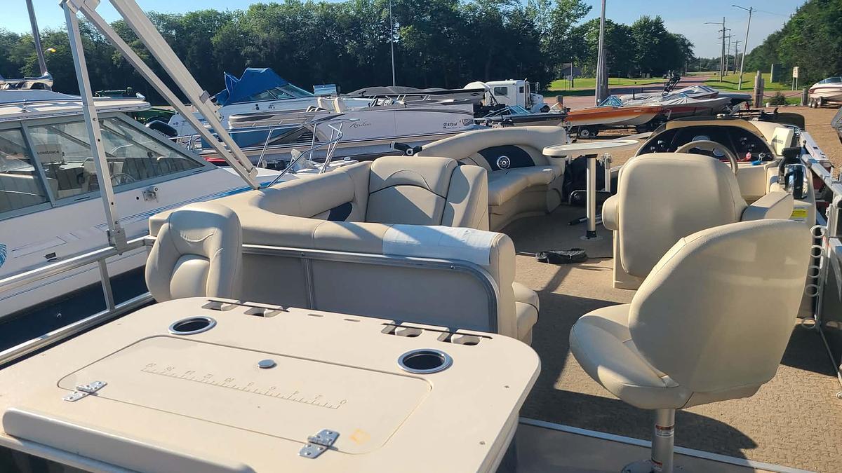 Used 2015 Sun Chaser w/Mercury 150