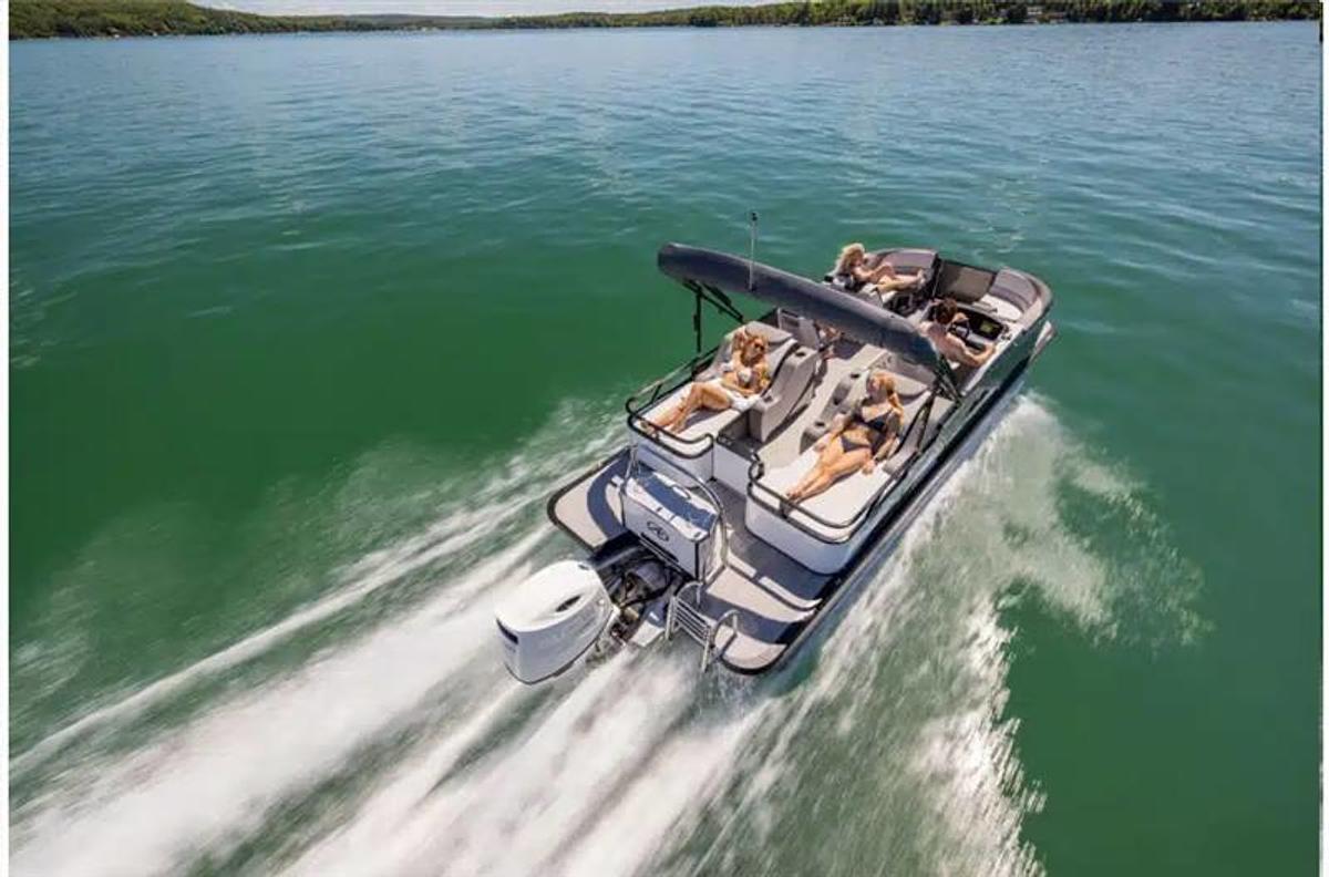 2024 Avalon LSZ Versatile Rear Lounger