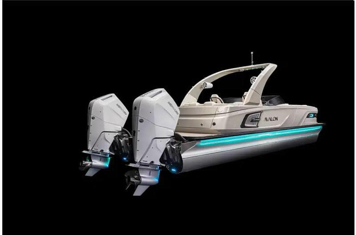 2024 Avalon Excalibur Quad Lounge Windshield