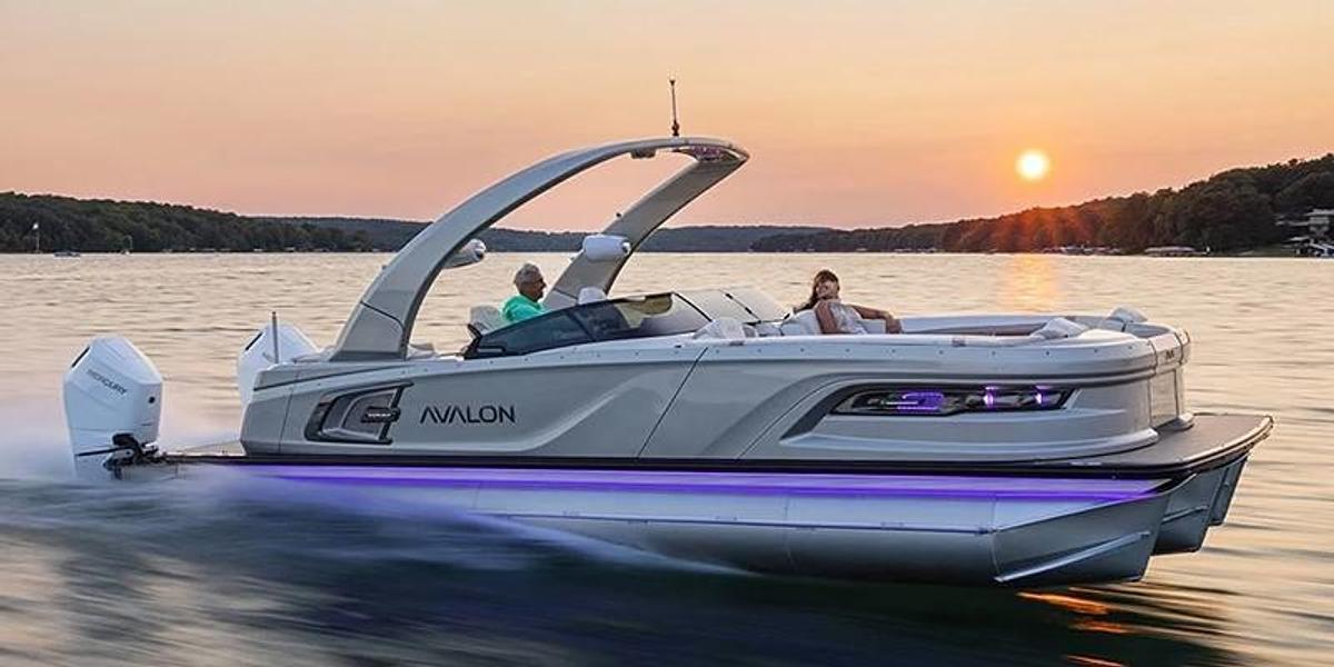 2026 Avalon Excalibur LTD - 25 FT Versatile Rear Bench Windshield