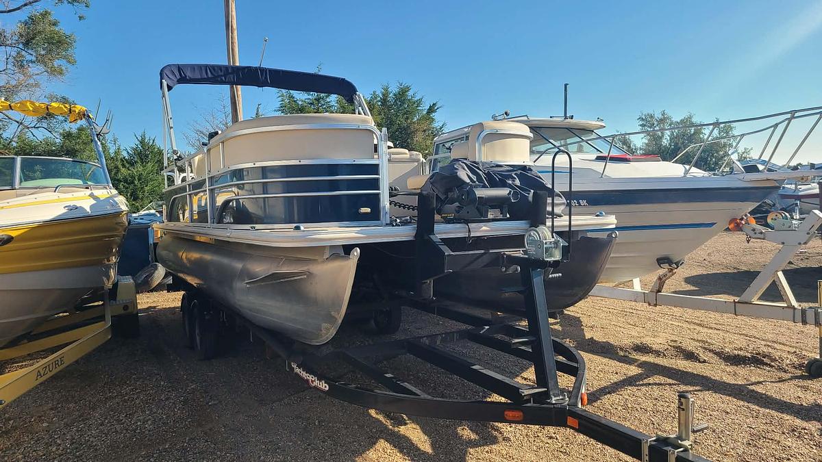 Used 2015 Sun Chaser Rear Fishing w/Mercury 150