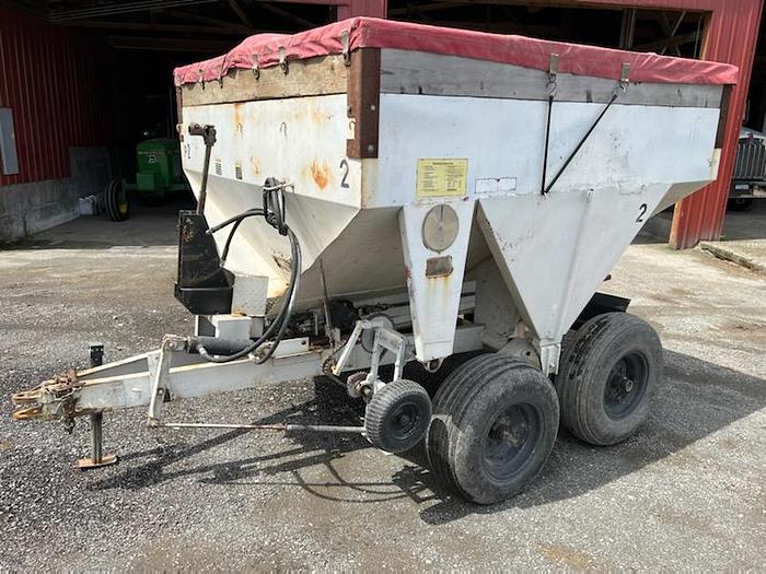 Used Simonsen 4 Ton Fertilizer Spreader