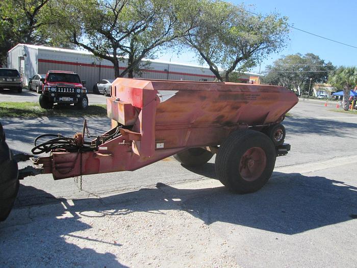 Used Conibear 5 Ton Fertilizer Spreader