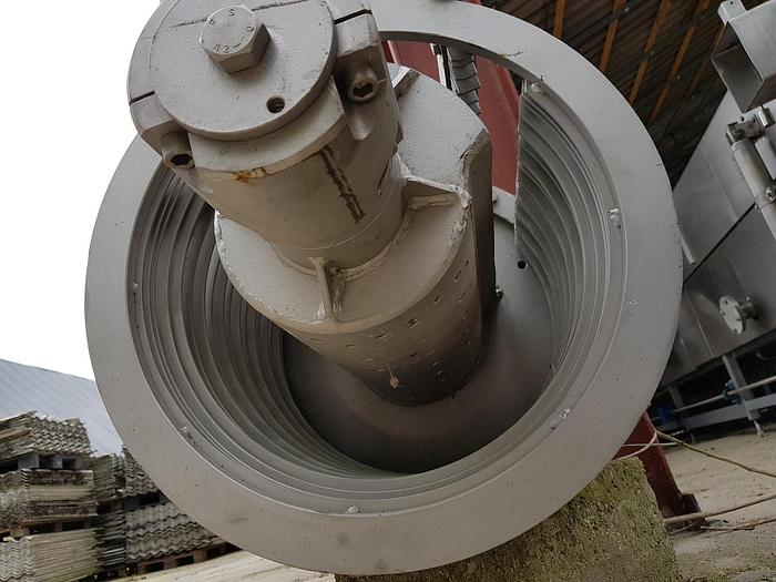 D'occasion Séparateur à vis pour séparer les liquides du lisier avec collecte du lisier à travers un panier ajouré avec un peigne rotatif