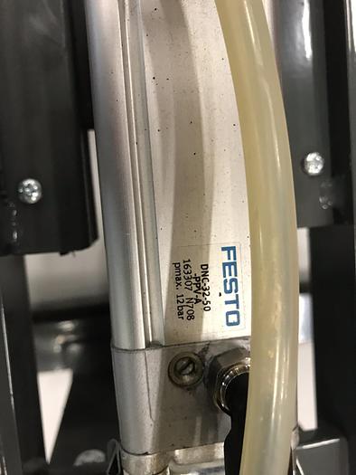 Gebraucht KNAPP Universal Ausschieber Zentrierer mit Pneumatik