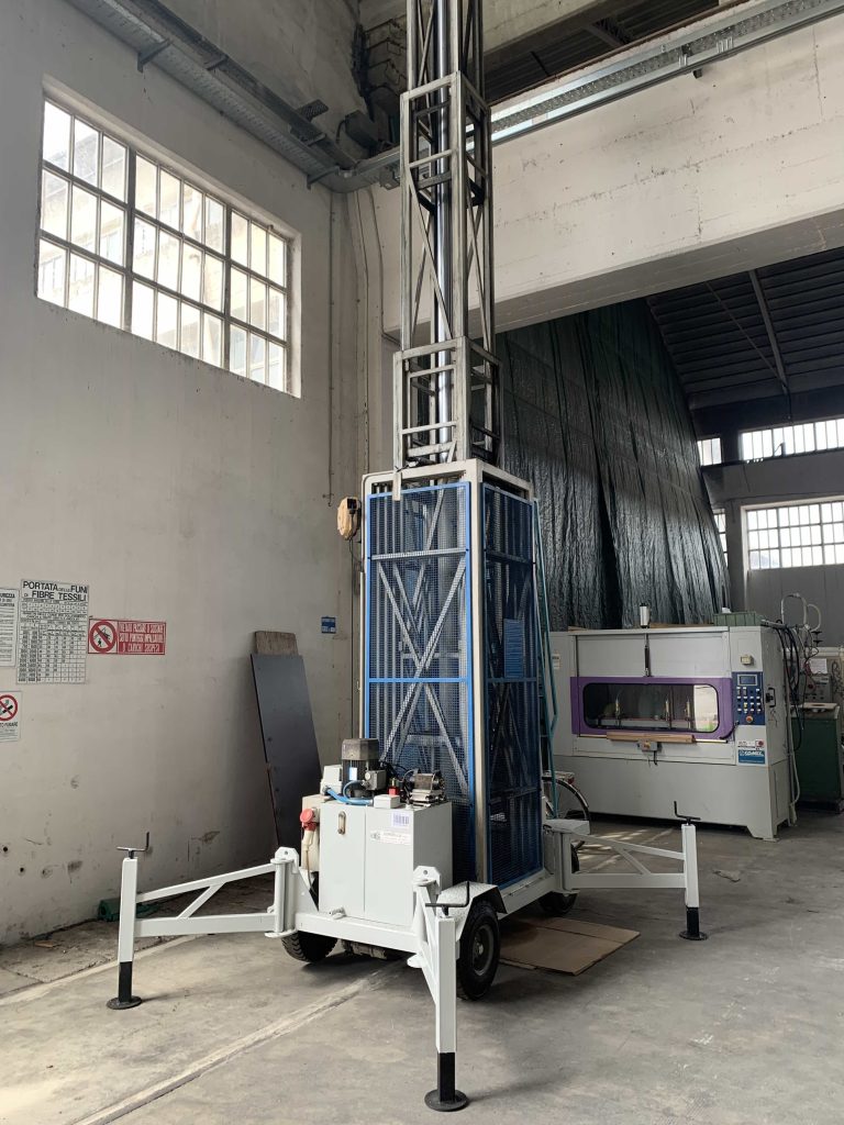 Usato Piattaforma idraulica di sollevamento per operatore, portata Kg. 200